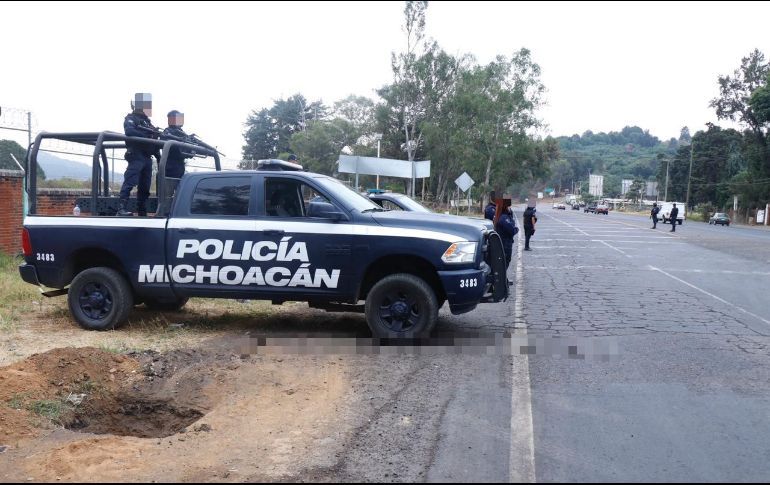 Abandonan 13 cuerpos en avenida de Uruapan
