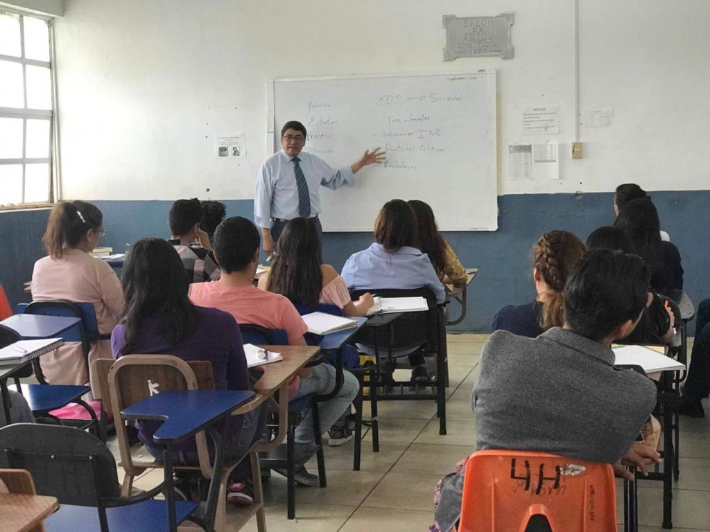 IMPARTE SAÚL MONREAL CLASES A LOS ESTUDIANTES DE DERECHO DE LA UAZ