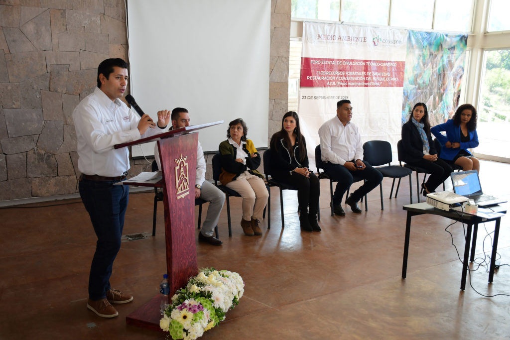 Participa Julio César Chávez en Foro Ambiental