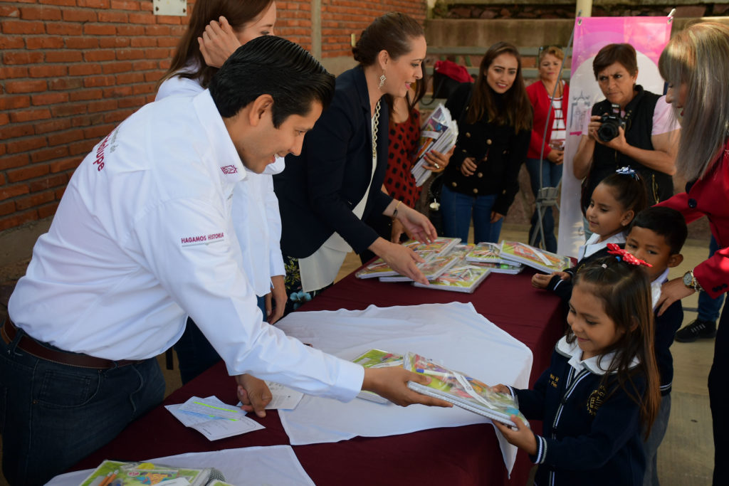 Entrega Julio César Chávez útiles escolares en Jardín de Niños