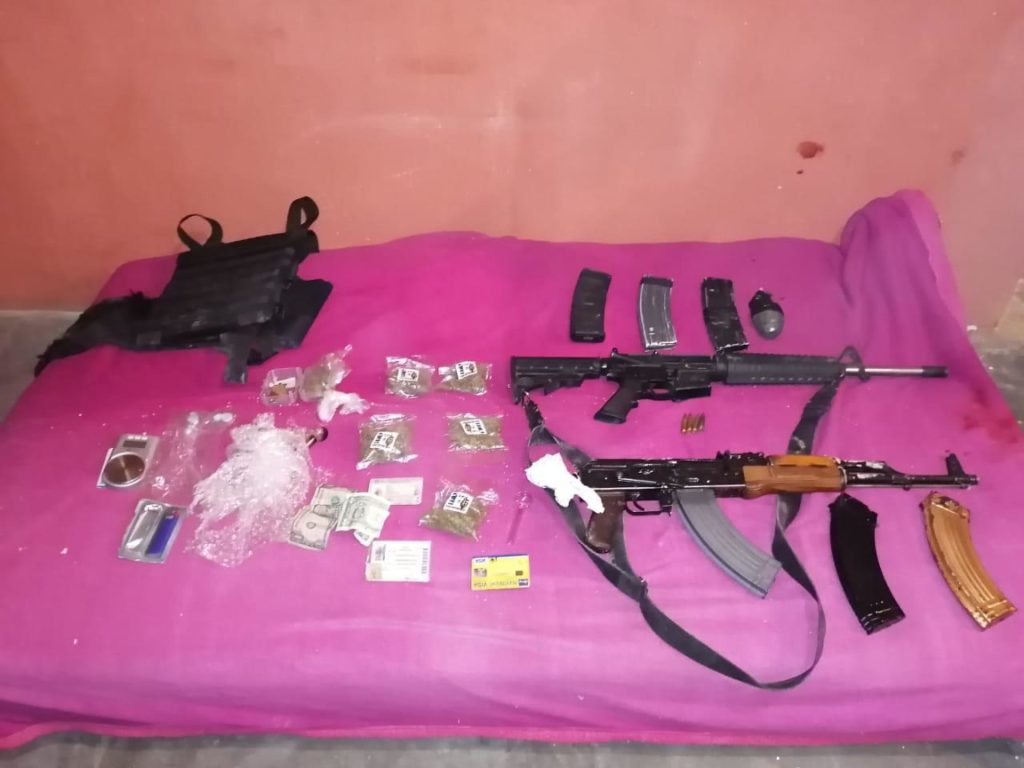 TRAS AGRESIÓN PEP DETUVO A TRES HOMBRES EN LORETO, ADEMÁS ASEGURARON ARMAS, DROGA Y EQUIPO TACTICO