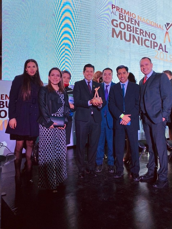 Recibe Julio César Chávez Premio Nacional al Buen Gobierno Municipal