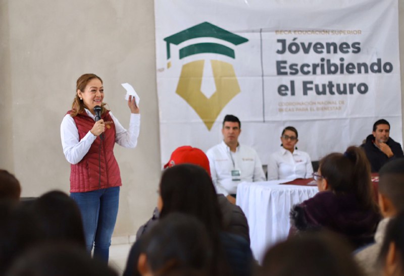 Estudiantes de Universidades del Bienestar en Pinos y Pánfilo Natera reciben 1.3 mdp en Becas Benito Juárez