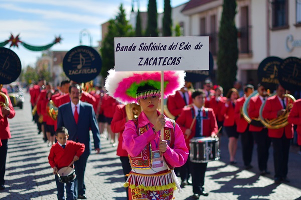 Cientos de músicos y danzantes honran a la Virgen de Guadalupe