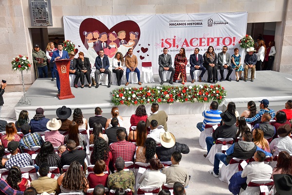 Oficia Julio César Chávez ceremonia colectiva de matrimonios