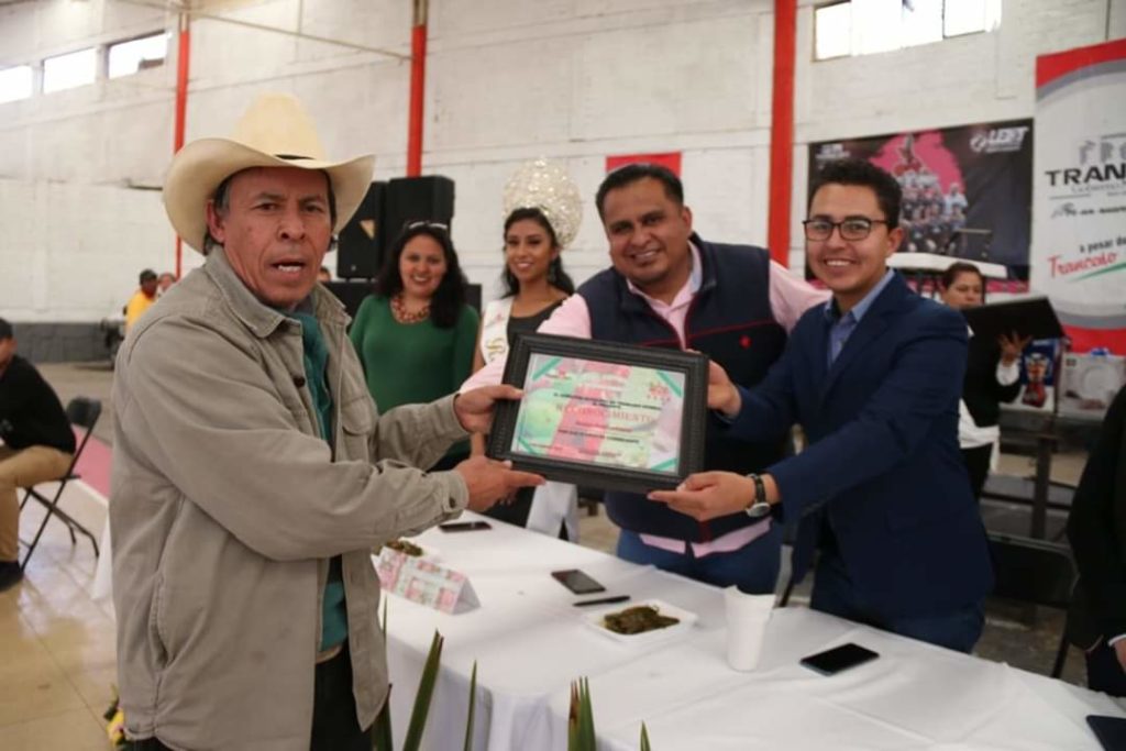 RECONOCE ALCALDE CÉSAR ORTIZ A COMERCIANTES TRANCOSEÑOS.