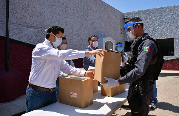 A nombre de la Dirección de Seguridad Pública Municipal Recibe Julio César Chávez donativo de 5 mil cubrebocas