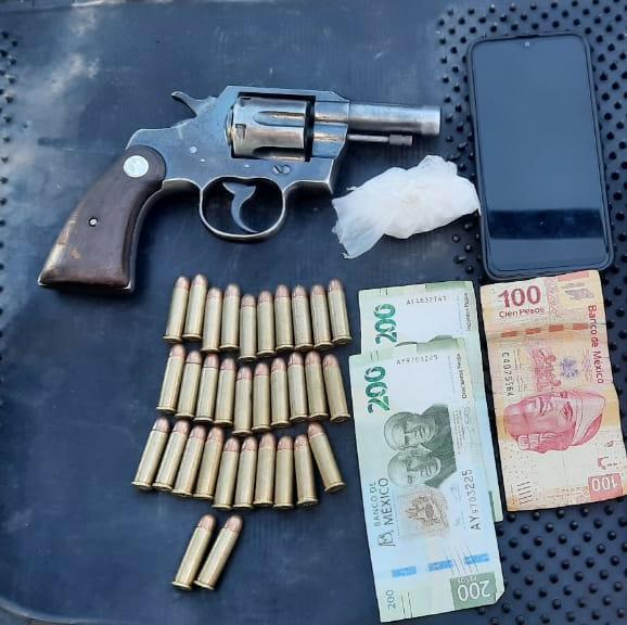 EN FRESNILLO PEP ASEGURÓ A DOS PERSONAS POR LA POSESIÓN DE UN ARMA DE FUEGO Y DOSIS DE DROGA