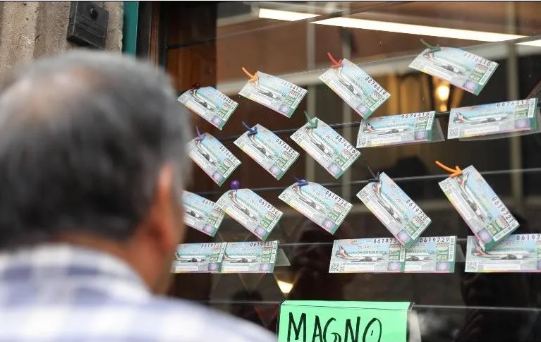 No se obliga a burócratas a comprar “cachitos” para rifa del avión: López Obrador