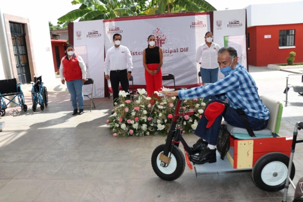 ENTREGA SEDIF, EN FRESNILLO, HERRAMIENTAS DE MOVILIDAD PARA PERSONAS CON DISCAPACIDAD