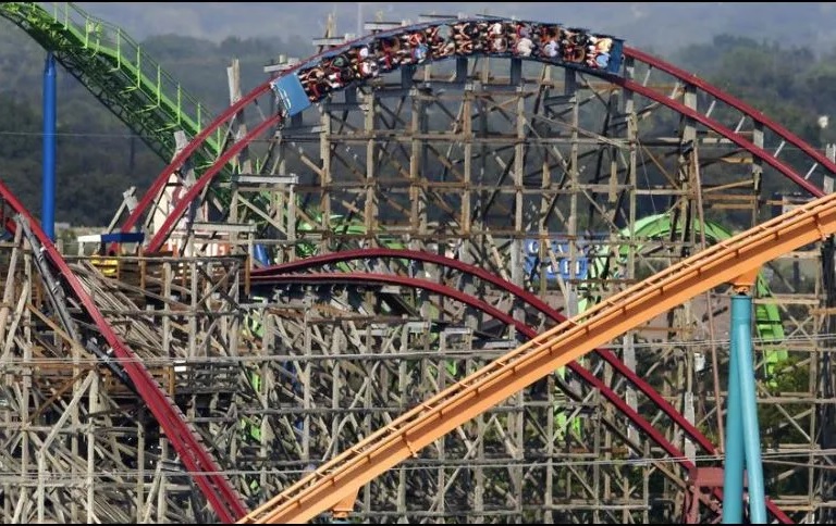 Joven resulta lesionado tras “salir volando” de juego mecánico de Six Flags