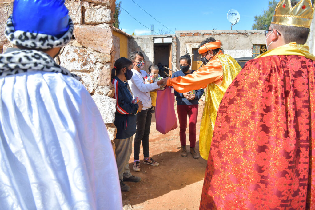 A las comunidades de Guadalupe   Acompañan Reyes Magos a Julio César Chávez a entregar bolos y juguetes