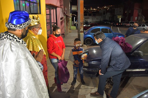 Acompañado de los Reyes Magos Lleva Julio César Chávez las Brigadas Navideñas a edificios de Gavilanes