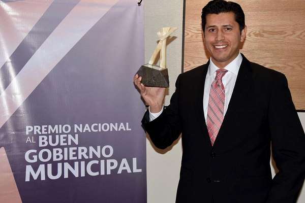 Recibe Julio César Chávez Premio Nacional a la Mejor Gestión Integral 2020