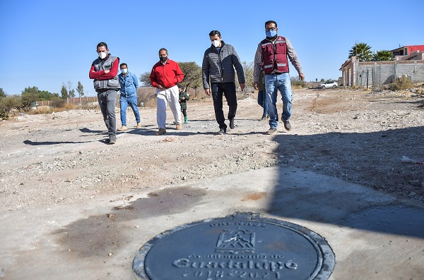 En la comunidad de Zóquite   Mejoramos la vida de las familias guadalupenses:   Julio César Chávez al entregar red de drenaje