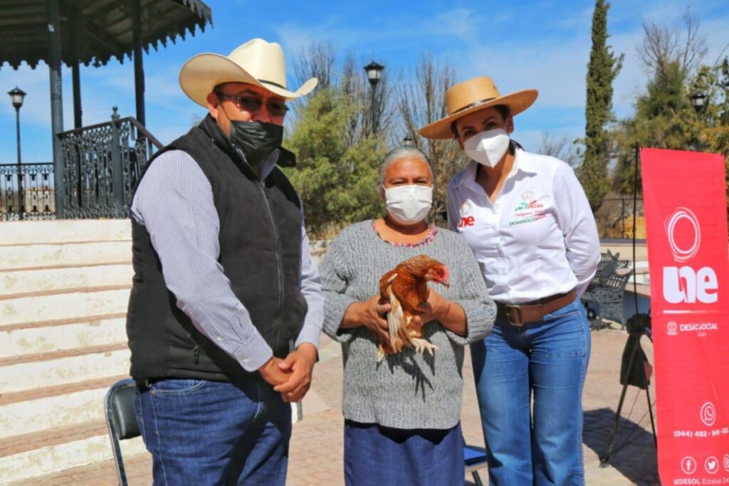 GOBIERNO ESTATAL Y MUNICIPIOS BENEFICIAN CON APOYOS SOCIALES A FAMILIAS DEL SEMIDESIERTO