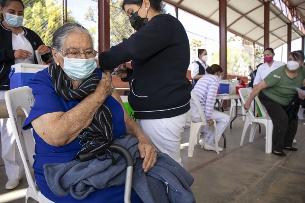 Valió la pena, dice Doña Felícitas, tras recibir la vacuna contra el Covid-19 en Miguel Auza