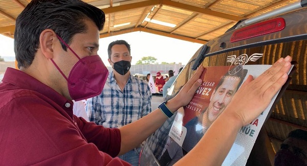 Cientos de automovilistas se reúnen con Julio César Chávez