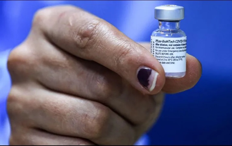 COVID-19: Pfizer analiza aplicar tercera dosis de su vacuna