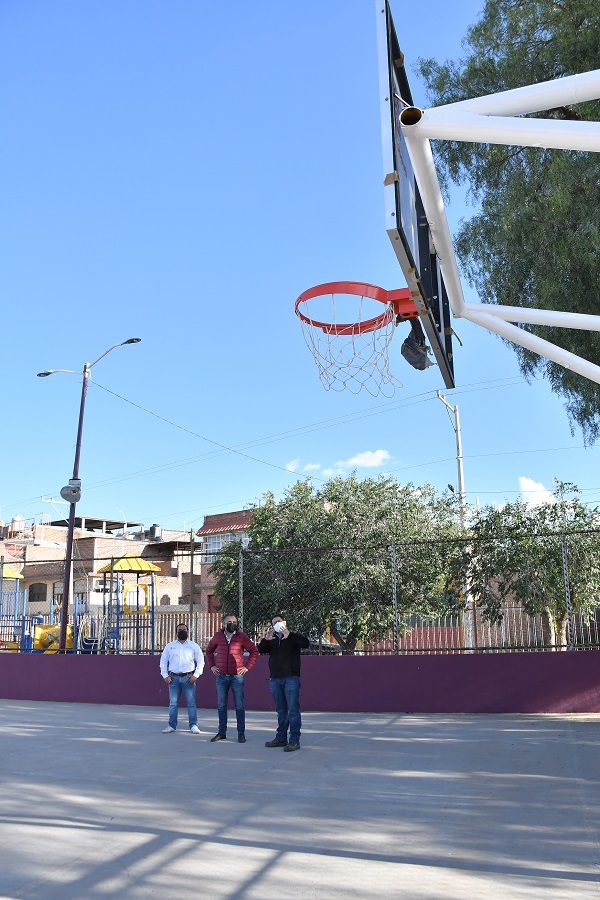 Rehabilitan cancha de usos múltiples en Barrio de Santa Rita