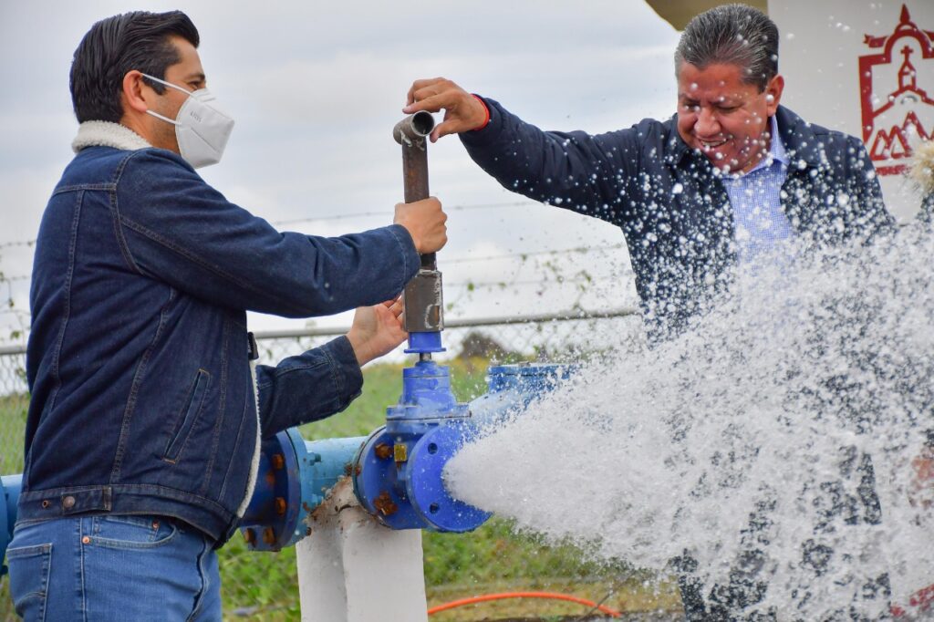 David Monreal y Julio César Chávez  le cumplen a la comunidad de El Bordo