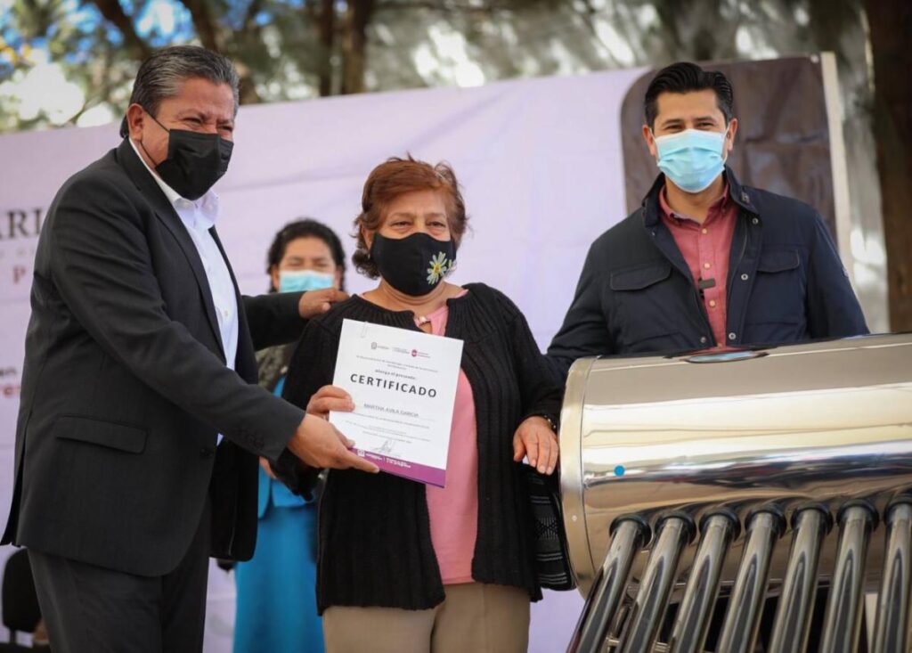 Entrega Gobernador David Monreal depósitos de agua y calentadores solares para el bienestar de las familias guadalupenses