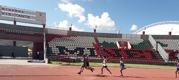 Destacan estudiantes de COBAEZ Trancoso en competencias de atletismo