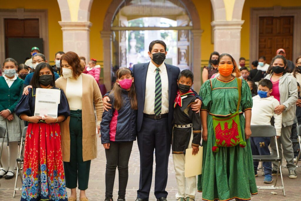 ENTREGA JORGE MIRANDA BECAS DEL PROGRAMA “PREVENIR TRABAJO GANANDO ESTUDIO, NO A LA DESERCIÓN ESCOLAR”