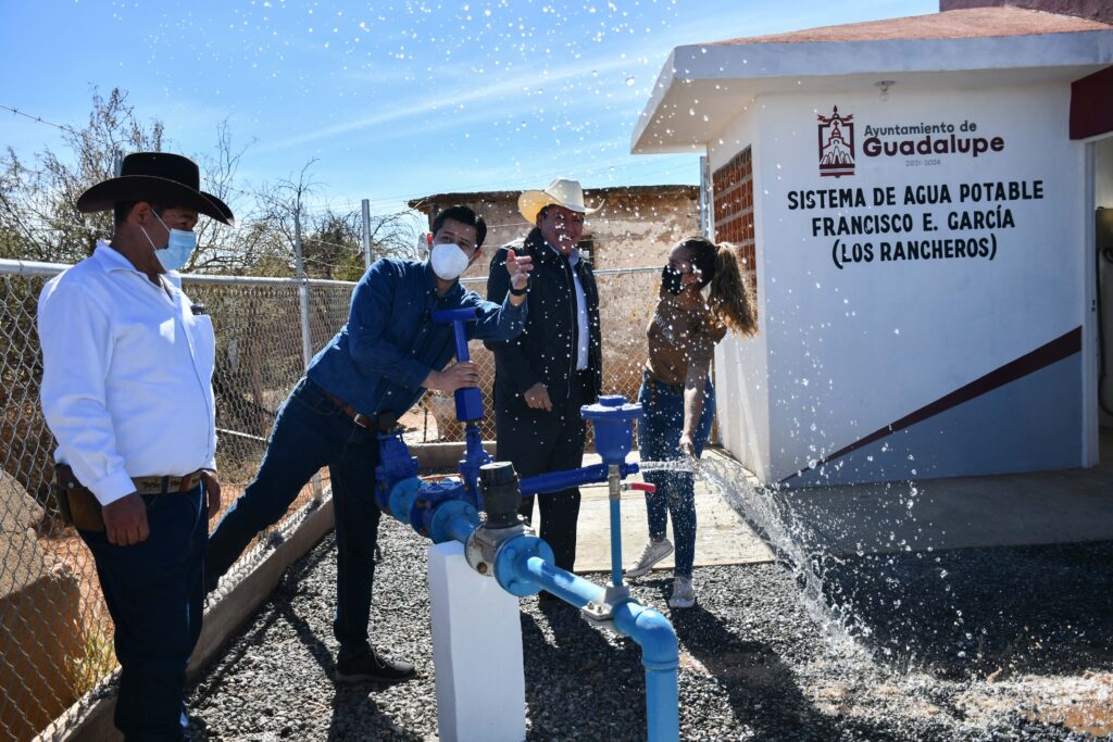 Entregan David Monreal y Julio César Chávez equipamiento de pozo en Los Rancheros