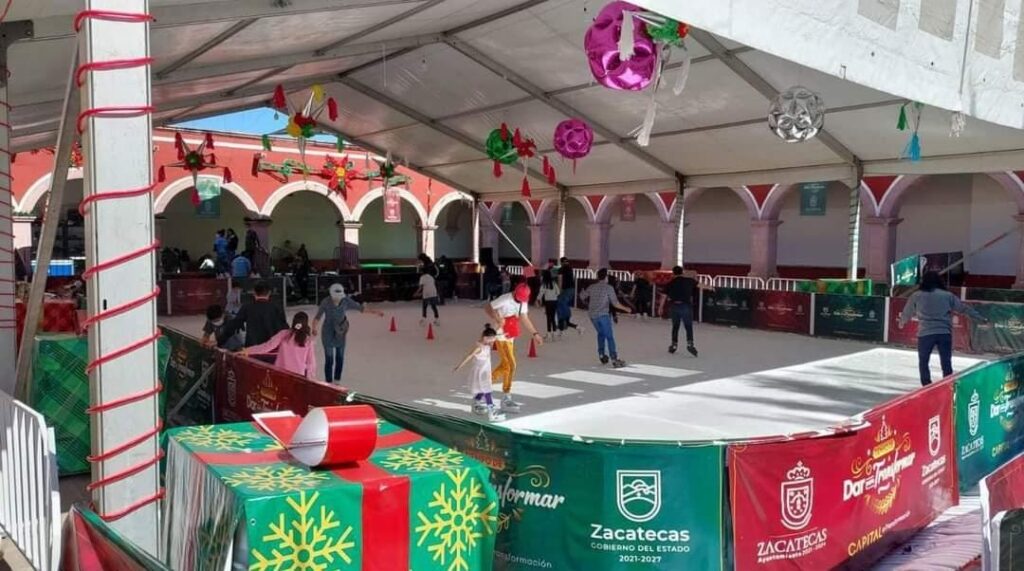 DISFRUTAN LA PISTA DE HIELO MÁS DE 15 MIL ZACATECANOS DURANTE LAS FIESTAS DECEMBRINAS