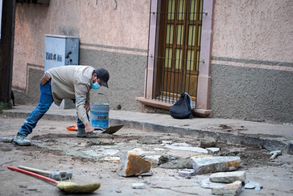 LLEVA AYUNTAMIENTO DE ZACATECAS JORNADA DE BACHEO NOCTURNO AL TANQUESITO