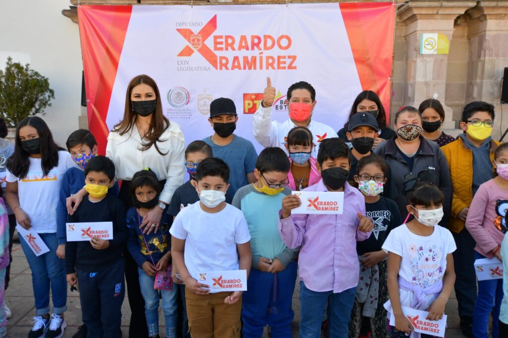 ENTREGA XERARDO RAMÍREZ BECAS POR LA EDUCACIÓN