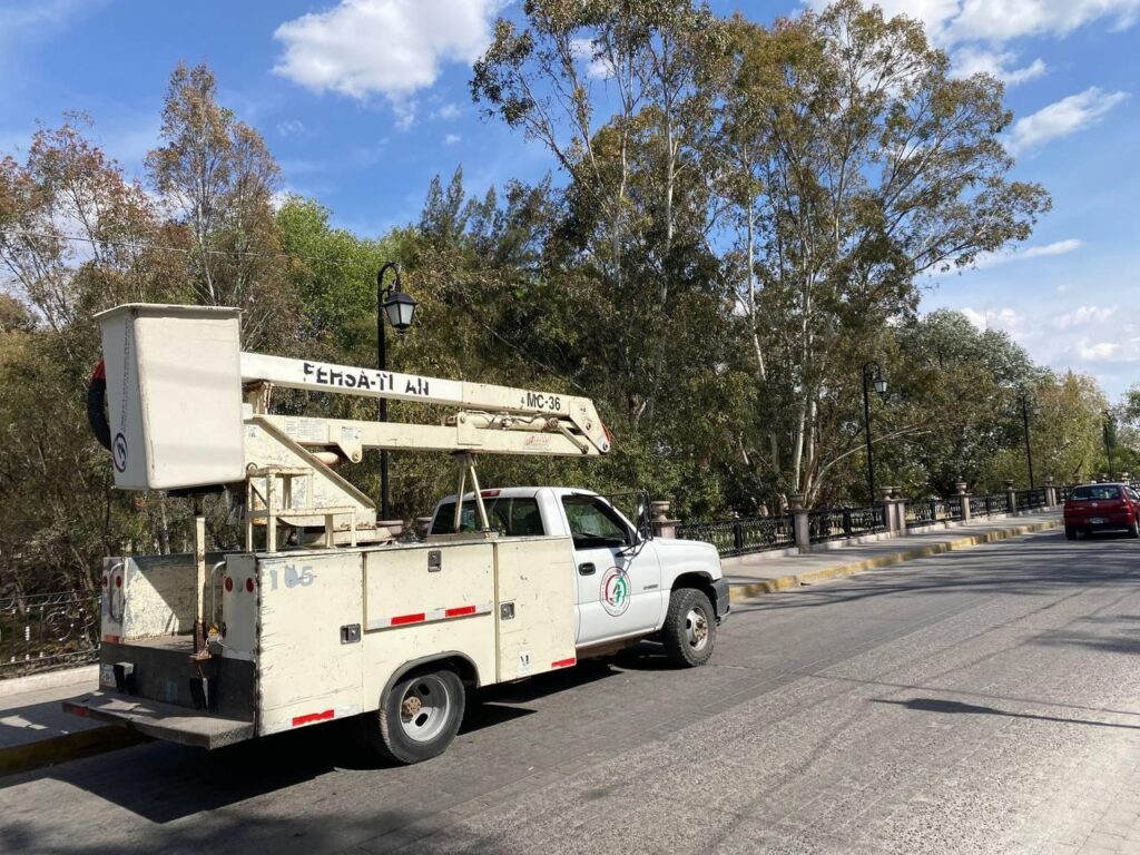 RESTABLECE OBRAS Y SERVICIOS PÚBLICOS DE JEREZ LA ILUMINACIÓN EN EL PUENTE DEL RÍO GRANDE