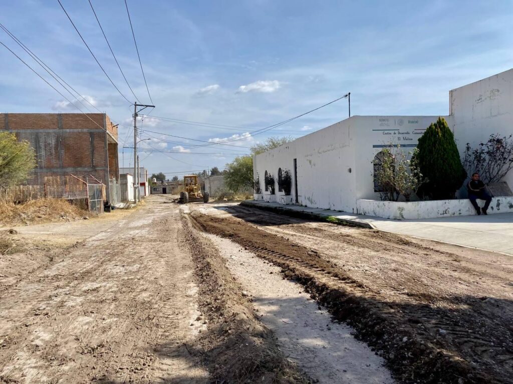 REALIZAN ARREGLO DE CAMINOS Y CALLES DEL PLAN MAESTRO EL MOLINO