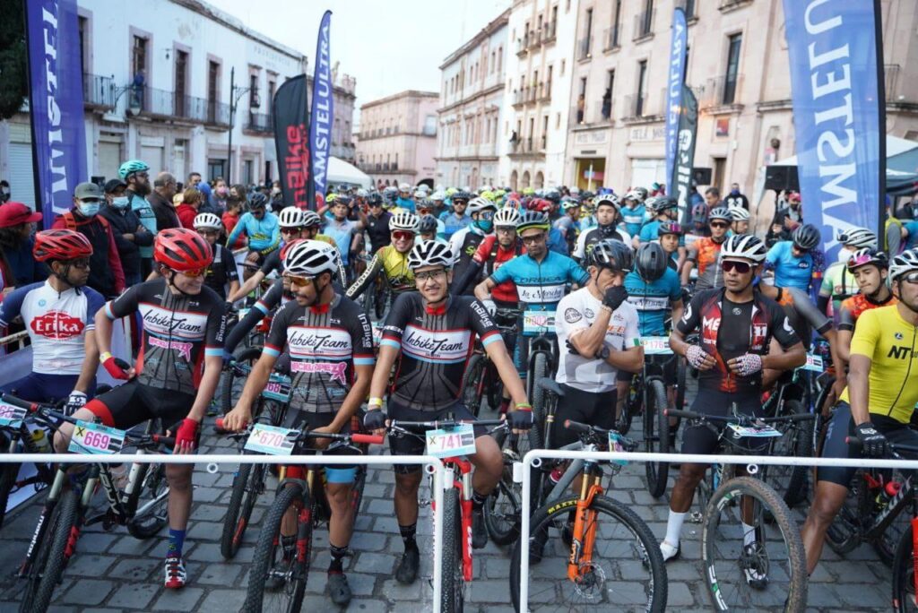 CON BANDERAZO DE SALIDA, RESPALDA JORGE MIRANDA CASTRO MARATÓN DE CICLISMO