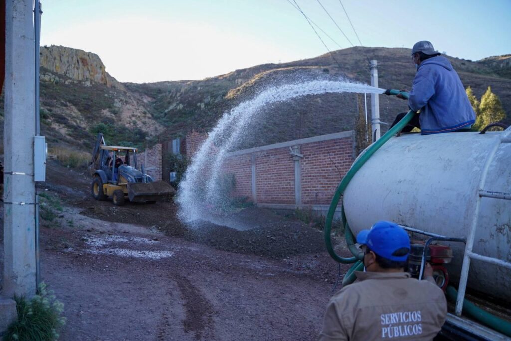 INTERVIENE SERVICIOS PÚBLICOS MUNICIPALES DE ZACATECAS CALLES DE LA COLONIA CARLOS HINOJOSA PETIT*