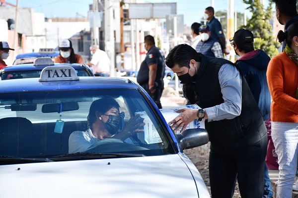 Entrega Julio César Chávez material sanitizante a taxistas