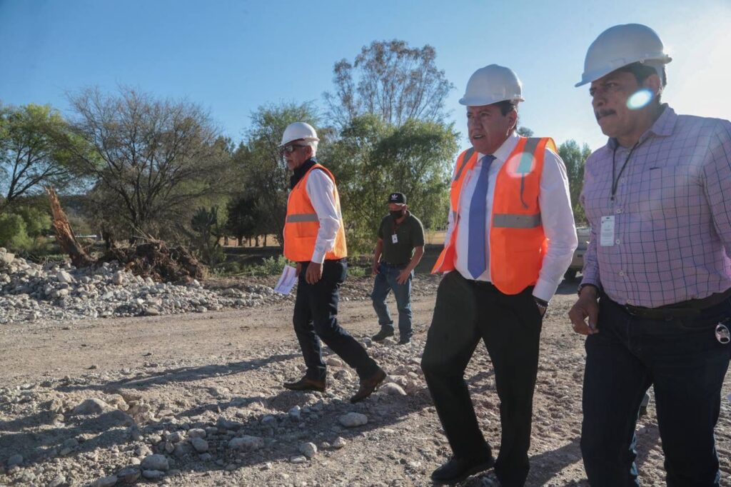 Supervisa Gobernador David Monreal construcción de carretera Tenayuca-Terrones, en Apulco