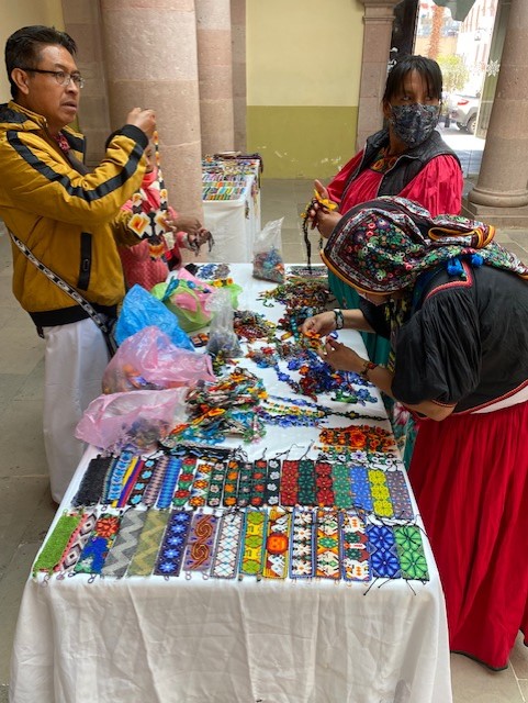 Inicia muestra artesanal y de ceremonia wixárika en el Museo Zacatecano