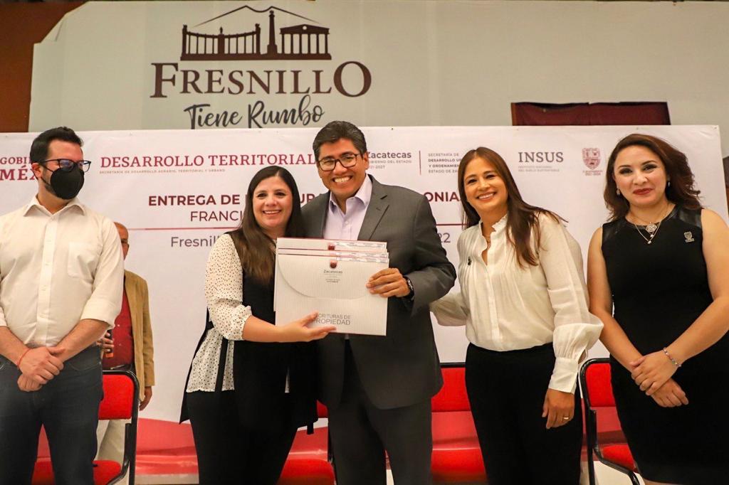 DAN CERTEZA JURÍDICA CON ESCRITURAS A FAMILIAS DE LAS COLONIAS FRANCISCO VILLA Y SAN JOAQUÍN