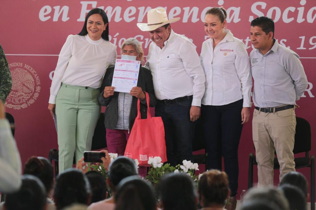 En Río Grande, Gobernador David Monreal y Secretaria del Bienestar, Ariadna Montiel, entregan casi 11 millones de pesos en apoyos a 1 mil 040 familias afectadas por granizada atípica