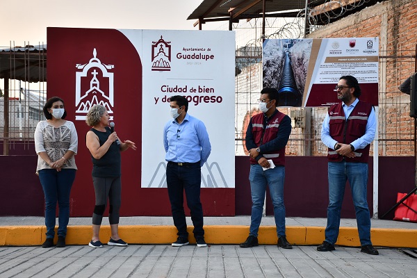 Entrega Julio César Chávez pavimentación en calle Zúñiga