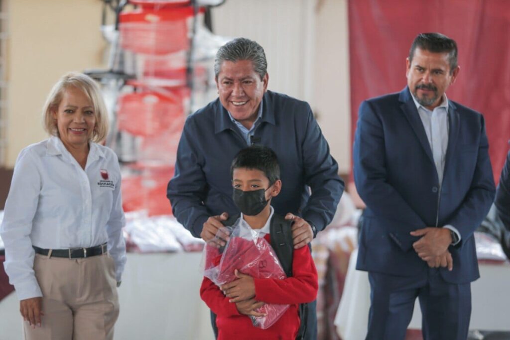 Beneficia Gobernador David Monreal Ávila a escuelas y niños loretenses con material, uniformes, mochilas y útiles escolares