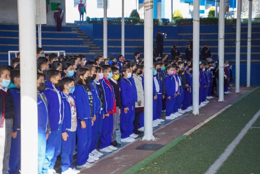 PROMUEVEN VALORES CÍVICOS CON HONORES A LA BANDERA EN LA ESCUELA “ROBERTO CABRAL DEL HOYO”