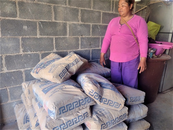 Reciben cemento para arreglar viviendas en Vetagrande