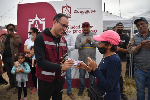 Beneficia Julio César Chávez a 100 tianguistas guadalupenses con depósitos de agua