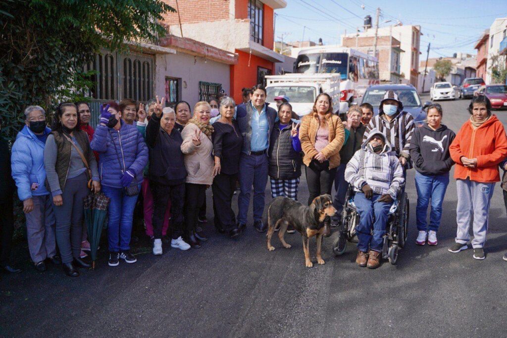 AVANZA  REENCARPETAMIENTO DE  CALLES EN  LA COLONIA  MINERA