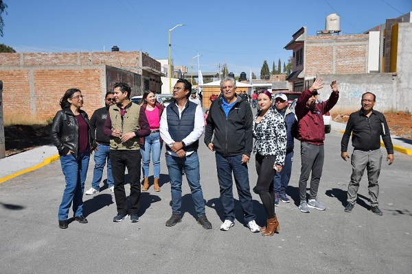 Entrega Julio César Chávez banquetas y guarniciones en Fraccionamiento Culturas