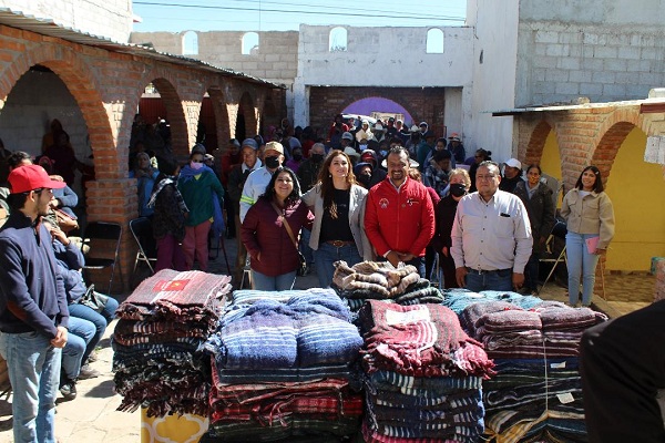 Reciben  antorchistas apoyos invernales  de Senadora Geovanna Bañuelos