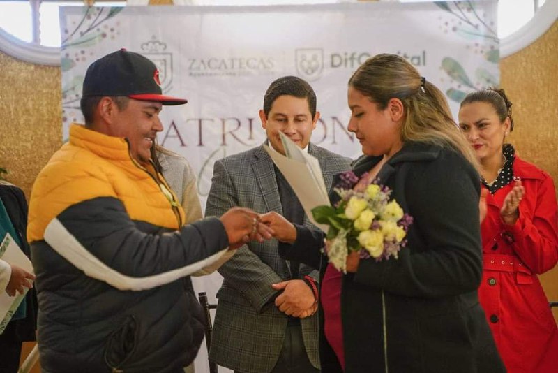 REALIZAN MATRIMONIOS COLECTIVOS EN LA CAPITAL